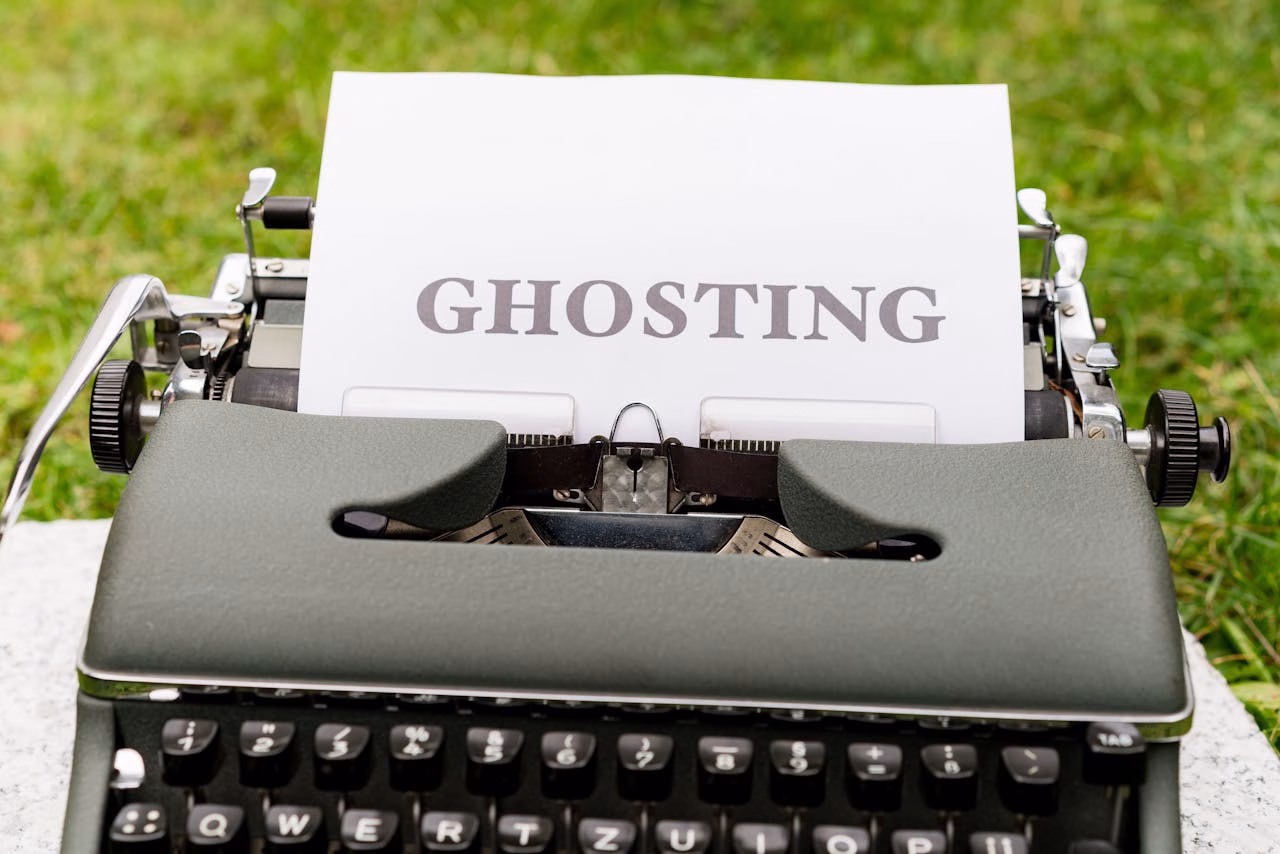 Alasan Psikologis Kenapa Begitu Menyakitkan Saat di Ghosting?